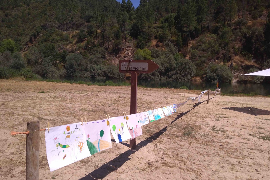 Jovens alunos criam "Estendal na Praia" para apelar à preservação fluvial e marinha.